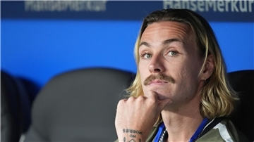 Derzeit nur als Zuschauer bei Spielen seines FC St. Pauli dabei: Kapitän Jackson Irvine.