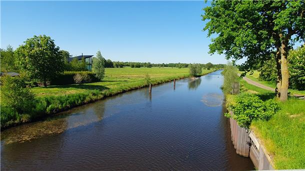 Derzeit schweift der Blick an der Brücke beim Kührstedter Wassersportverein noch über freies Land. Bald schon könnten sich hier Windriesen drehen.