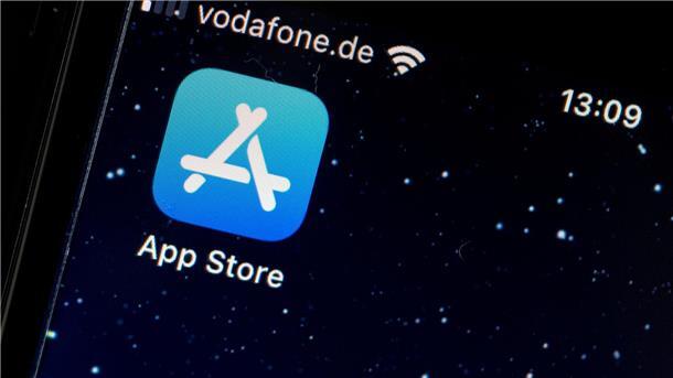 App Store: Apple muss sich künftig auf Konkurrenz einstellen Derzeit stehen knapp 1,8 Millionen Apps auf der Plattform zur Auswahl. Insgesamt wurden dort in den vergangenen 15 Jahren über 370 Milliarden Apps heruntergeladen.