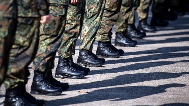 Soldaten stehen in der Reihe. Es sind die Stiefel zu sehen. Was sagen junge Leute aus Nordenham zur möglichen Wiedereinführung der Wehrpflicht?