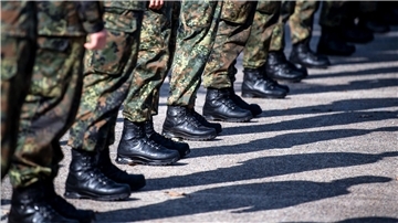 Soldaten stehen in der Reihe. Es sind die Stiefel zu sehen. Was sagen junge Leute aus Nordenham zur möglichen Wiedereinführung der Wehrpflicht?