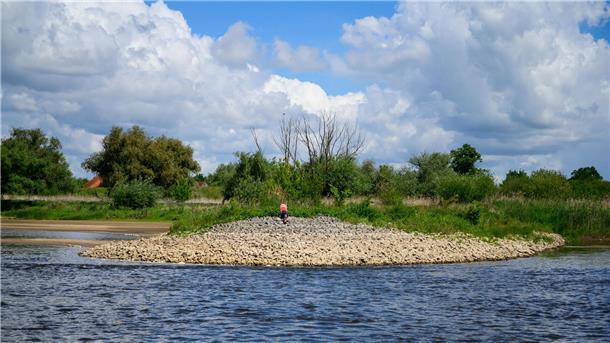Derzeit wird viel Sand aus dem Fluss geholt.