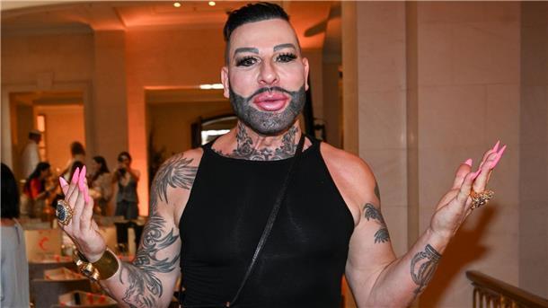 Harald Glööckler: Brust-OP ging in die Hose Designer Harald Glööckler bei der Berlin Fashion Week.