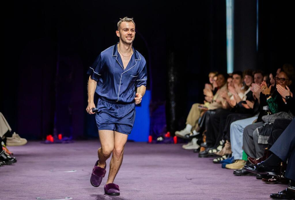 Berlin Fashion Week: Kilian Kerner mit politischer Botschaft Designer Jehor Baschtowenko saust in einem schlafanzugartigen Zweiteiler über den Laufsteg.