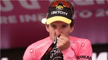 Designierter Giro-Champion: Simon Yates am Ziel seiner Träume.