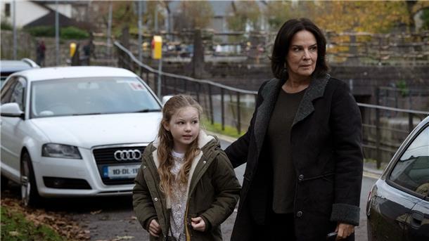 Desiree Nosbusch (r) spielt im „Irland-Krimi: Familienbande“ an der Seite von Molly McCann.