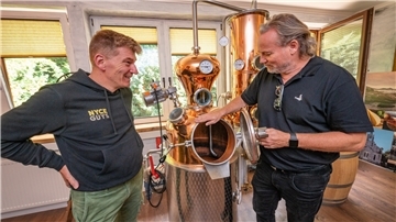 Destillateur Tjalf Nienaber und Gastronom Björn Schwamborn (links) bieten jetzt im „Haus am See“ Gin zum Probieren und Kaufen an.