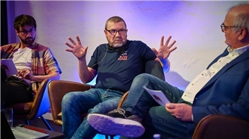 Detlef Suhr (Mitte) bei "Leute in der Losche" im Gespräch mit Martin Rost (links) und Christoph Willenbrink (rechts).
