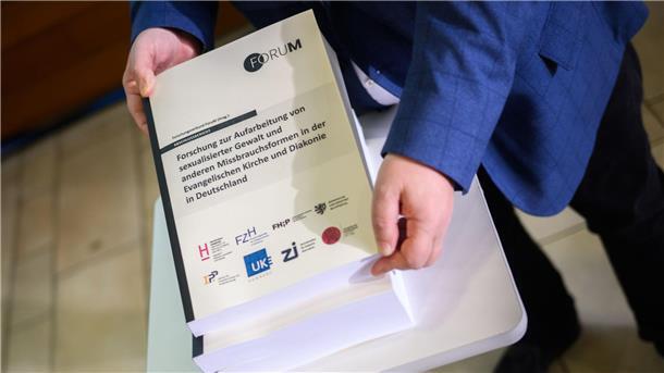 Sexualisierte Gewalt in evangelischer Kirche Detlev Zander, Mitglied im Beirat des Forschungsverbundes und Sprecher der Betroffenenvertretung im Beteiligungsforum der EKD, zeigt das Ergebnis einer Studie zum Missbrauch in der evangelischen Kirche.