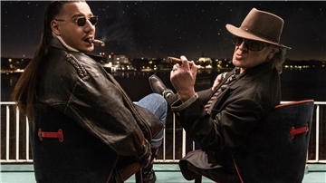Deutsch-Rapper Apache 207 (l) und der Panikrocker Udo Lindenberg feiern gemeinsam großen Erfolg.