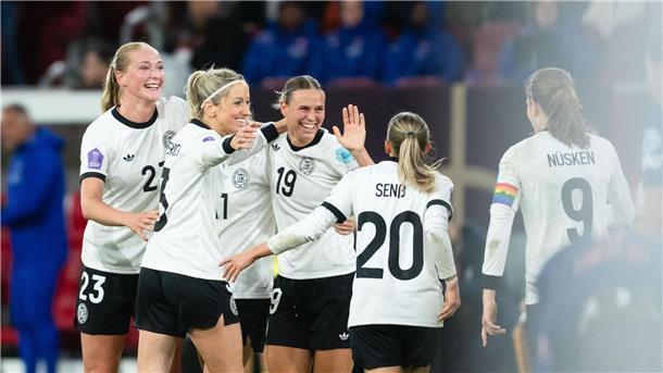 „Top, top, top Leistung“: Wücks junge Wilde begeistern Deutsche Jubeltraube: Auch dank Camilla Küver (l) blieb die DFB-Elf ohne Gegentor.