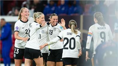 Deutsche Jubeltraube: Auch dank Camilla Küver (l) blieb die DFB-Elf ohne Gegentor. 