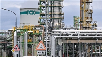 Regierung: US-Sanktionen betreffen nicht Rosneft Deutschland Deutsche Rosneft-Beteiligungen wie die PCK-Raffinerie dürften nach Einschätzung der Regierung nicht unter die Sanktionen fallen. (Archivbild)
