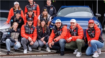 Deutsche Skisportler im Herbst bei der Einkleidung - zur alpinen WM fährt ein überraschend großes Team.