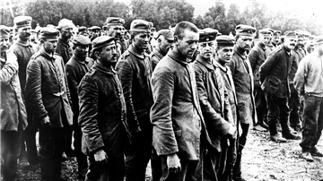 Eine Gruppe deutscher Soldaten, die während der großen Offensive im April 1918 an der Westfront in britische Kriegsgefangenschaft gerieten