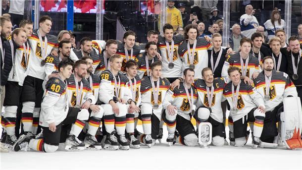 Deutsche Spieler posieren für ein Foto nach dem Gewinn der Silbermedaille. Zweiter von links: Maximilian Franzreb.