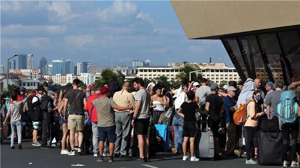 Reisende können Geld bei Corona-Rückholflug zurückbekommen Deutsche Touristen warten am Flughafen von Manila auf ihren von der Botschaft organisierten Rückflug nach Deutschland.