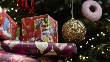 Weihnachtsgeschenke vor einem Weihnachtsbaum