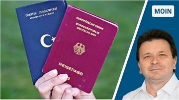 Deutscher und türkischer Pass neben dem Bild von einem Mann.