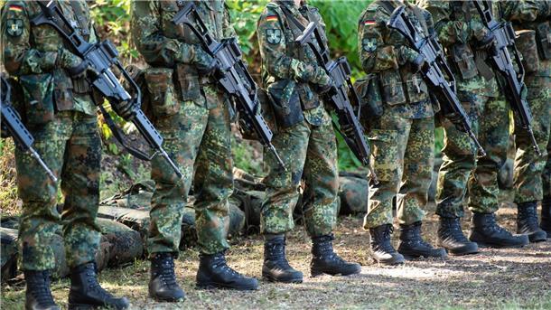 Berlin sagt Zehntausende Soldaten für neue Nato-Strategie zu Deutschland sagt 35.000 Soldaten für eine neue Nato-Strategie zu.