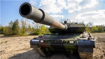 Ein Kampfpanzer der Bundeswehr vom Typ Leopard 2 A7V steht auf dem Übungsplatz. 