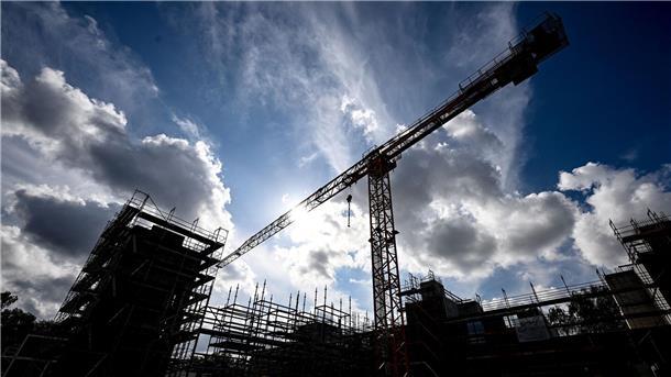 Bau- und Immobilienbranche: Erst Krise, jetzt Alarmstimmung Deutschland steuere mit zunehmender Geschwindigkeit auf einen „Crash der Baubranche“ zu, warnt Handwerkspräsident Jörg Dittrich.