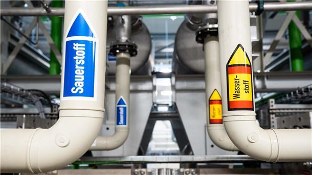 PwC: Deutschland und EU könnten Wasserstoffziele verfehlen Deutschland und die EU laufen nach einer kürzlich veröffentlichten Studie Gefahr, ihre eigenen Wasserstoffziele zu verfehlen. Sauberer Wasserstoff als Energieträger sei zum Erreichen der globalen Klimaziele unverzichtbar.
