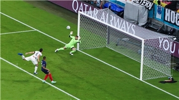 Deutschland verlor gegen Frankreich durch ein Eigentor von Mats Hummels (links).