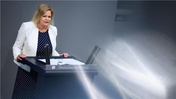 Bundestag beschließt neues Einwanderungsrecht Deutschland werde durch die Verabschiedung des Gesetzentwurfs „das modernste Einwanderungsrecht der Welt“ bekommen, sagt die Bundesinnenministerin Nancy Faeser (SPD).