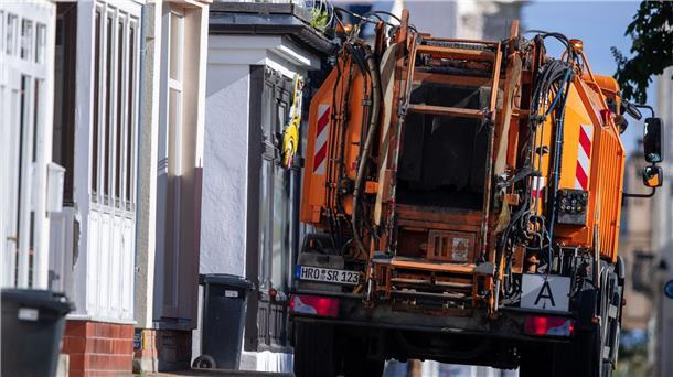 Müllabfuhr fehlen Fahrer: Branche fordert Unterstützung Deutschlands Abfallbranche hat zu wenig Fahrer für die Müllabfuhr.