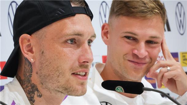 Deutschlands David Raum (li) und Joshua Kimmich verbreiteten am Montag in der Fragerunde mit Journalisten gute Laune vor dem EM-Kracher im Viertelfinale gegen Spanien.