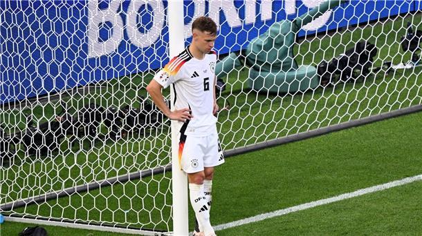 Das EM-Zeugnis der DFB-Spieler: Zukunfts-Trumpf „Wusiala“ Deutschlands Joshua Kimmich steht nach dem EM-Aus enttäuscht auf dem Platz.