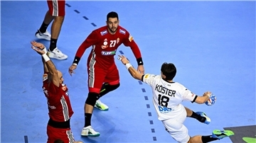 Deutschlands Julian Köster kommt zum Wurf.