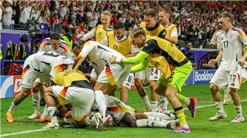 Deutschlands Spieler um Niclas Füllkrug jubeln nach dem späten 1:1 gegen die Schweiz - und wecken Erinnerungen.