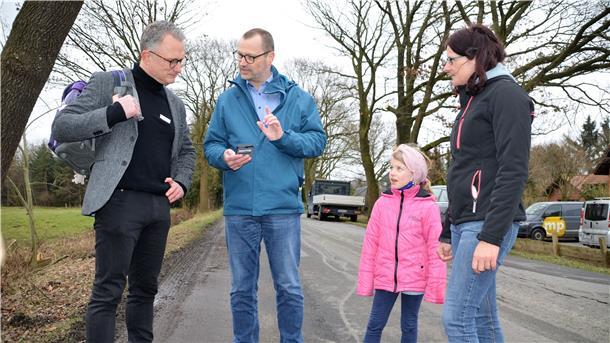 Dezernent Friedhelm Ottens (von links) erhält von Gunnar Böltes genaue Infos über Strecke und Zustand der Schulwege, die die jungen Hymendorfer im Zuge der Straßensanierung auf sich nehmen müssen. 