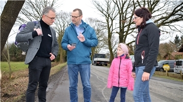 Dezernent Friedhelm Ottens (von links) erhält von Gunnar Böltes genaue Infos über Strecke und Zustand der Schulwege, die die jungen Hymendorfer im Zuge der Straßensanierung auf sich nehmen müssen. 