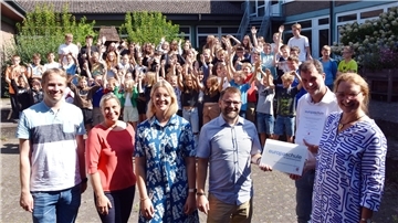 Das Foto zeigt die Verleihung. 