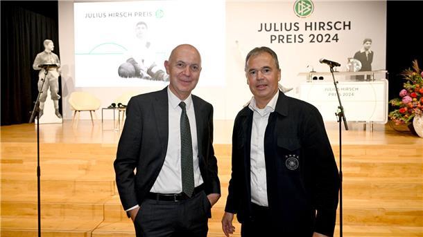 DFB „ganz klar an der Seite“ der israelischen Gemeinde DFB-Präsident Bernd Neuendorf (l.) setzt sich gegen Antisemitismus ein.
