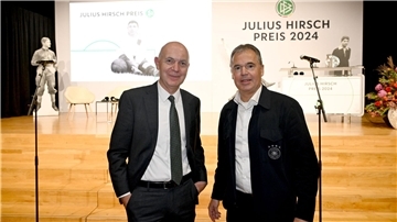 DFB-Präsident Bernd Neuendorf (l.) setzt sich gegen Antisemitismus ein. 