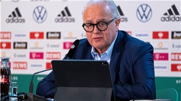 DFB-Präsident Fritz Keller soll Geschäftsgeheimnisse verletzt haben.
