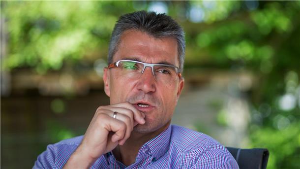 Neuer Schiri-Chef bereit für Gespräch mit TV-Experten Gräfe DFB-Schiedsrichter-Chef Knut Kircher kann sich ein Gespräch mit Manuel Gräfe vorstellen.