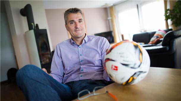 Kircher: Neue Abseitstechnologie kommt zur nächsten Saison DFB-Schiedsrichterchef Knut Kircher hat angekündigt, dass die halbautomatische Abseitstechnologie zu Saison 2025/2026 eingeführt wird.