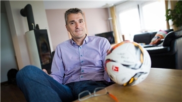 DFB-Schiedsrichterchef Knut Kircher hat angekündigt, dass die halbautomatische Abseitstechnologie zu Saison 2025/2026 eingeführt wird.