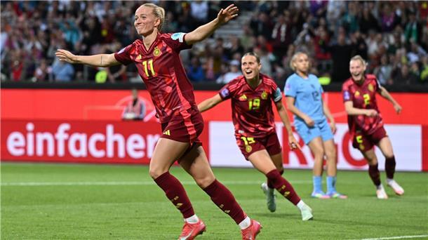Deutsche Fußballerinnen in Torlaune und EM-Form DFB-Torjägerin Lea Schüller lässt sich feiern