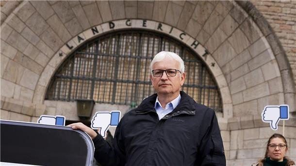 DHU-Geschäftsführer Jürgen Resch vor dem Landgericht Berlin.