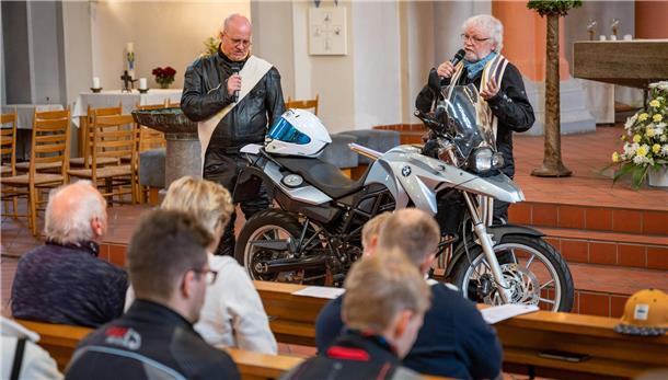 Diakon Samuel Elsner (li.) und Pastor Johann de Buhr beim Biker-Gottesdienst in der Herz-Jesu-Kirche Eupener Straße mit anschließender Gruppen-Rundfahrt.