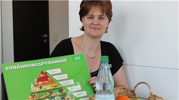 Diana Haack, Ernährungsberaterin der AOK, empfiehlt, trotz der Suche nach Einsparmöglichkeiten die Ernährungspyramide im Blick zu behalten.