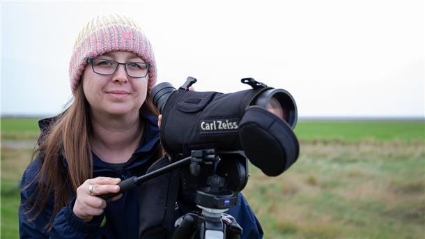 Bufdi Diana Kann mit Spektiv bei Vogelzählung