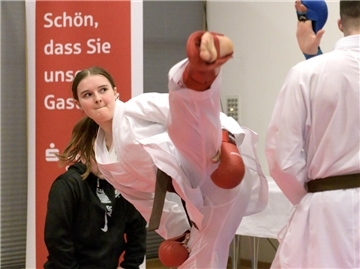 Diana Preisel zeigt die Karatekampfkunst Komite. 