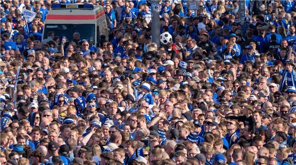 Vorwürfe nach Pokalfinale: Politik verspricht Aufarbeitung Dicht gedrängt hatten viele Fans stundenlang warten müssen, so der Vorwurf.